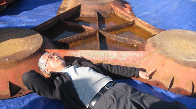 梁教授於2011年4月4日躺在濟州島海軍基地工程地上的消波塊上抗議濟州島海軍基地建設，隔天也就是四三紀念日。