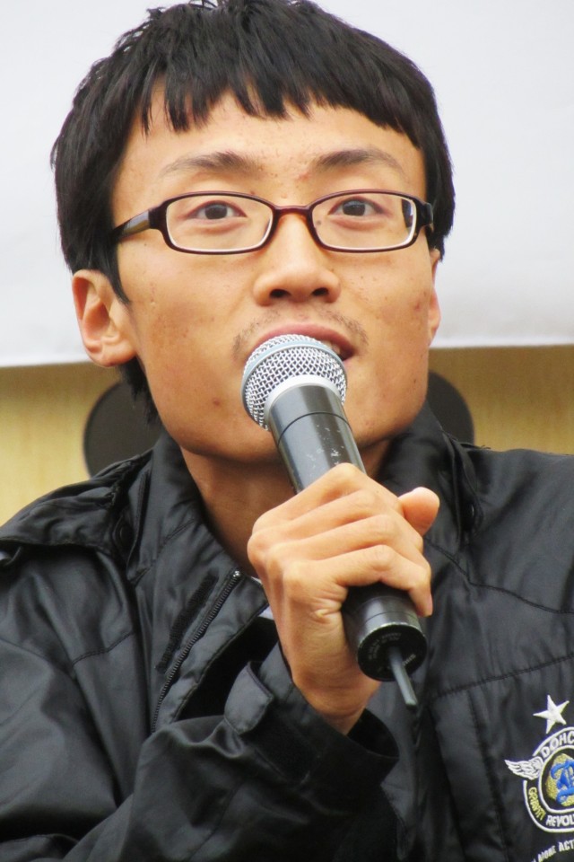 江汀村和平活動家金東元在2013年濟州和平與生命論壇上宣布他欲成為CO的決定。